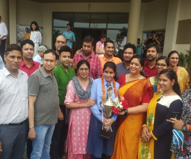 CBSE 10th Toppers 2022 सीबीएसई 10वीं में शामली की दिया नामदेव ने हासिल
